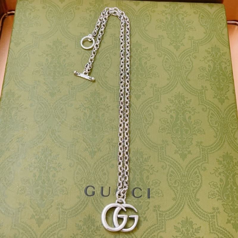 G*u*i necklaces